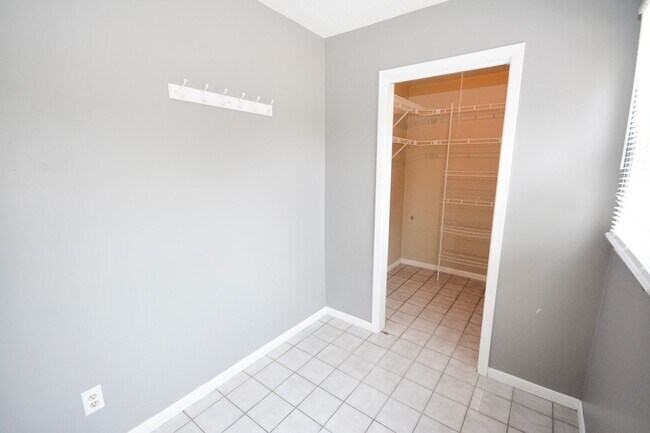 Foto del edificio - Gorgeous home on corner lot with fenced yard!