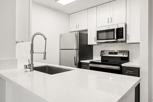 Cocina, come y reúnete en un espacio de cocina con estilo. - Bay Apartments