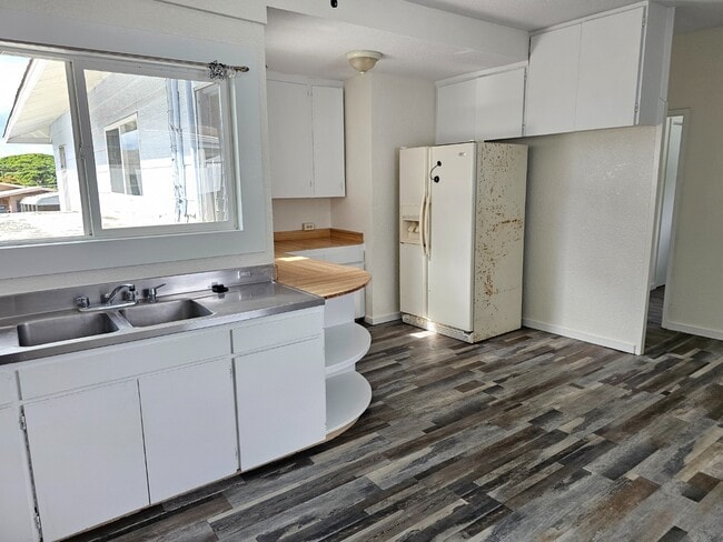 Building Photo - 3 Bed / 2 Bath Single-Family Attached Home...
