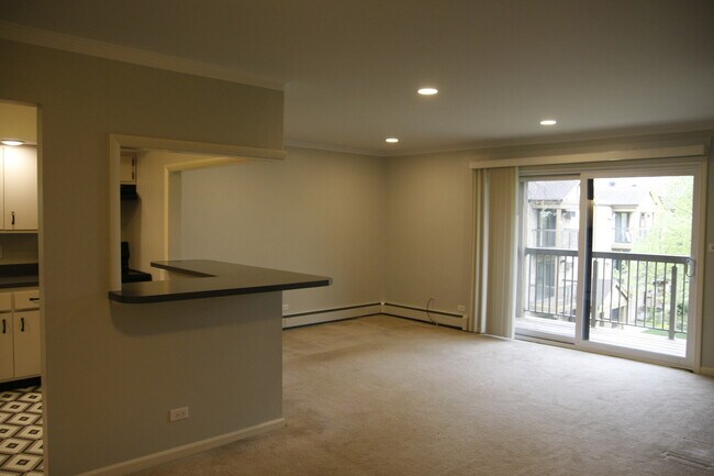 Building Photo - 825 S Dwyer Ave