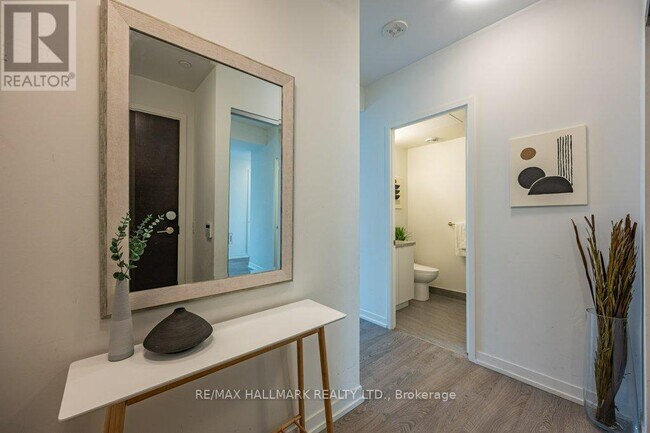 Photo du bâtiment - 8868-8868 Yonge St