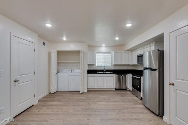 Building Photo - 2 BEDROOM 1 BATH APACHE JUNCTION