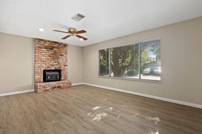 Foto del edificio - 1620 Monarch Ln