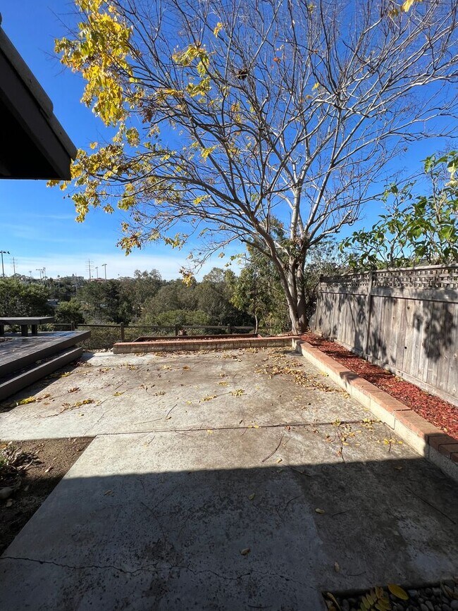 Building Photo - 2 Bedroom 2.5 bath townhouse