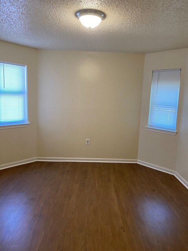 Building Photo - 1346 Jade Ave