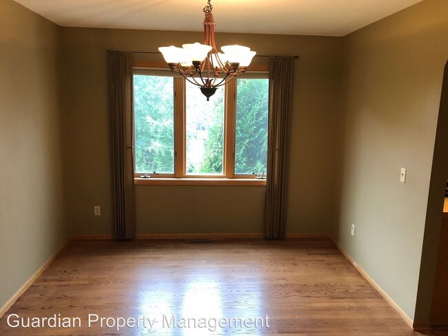 Building Photo - 4 br, 3.5 bath House - 554 White Pine Way