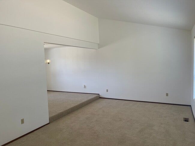 Building Photo - Charming 3bd split level