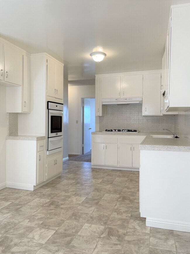Building Photo - 711 W 39th St