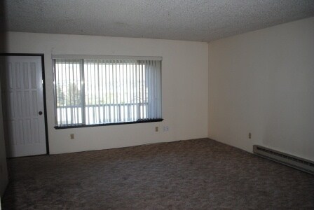 Building Photo - Pet-friendly 2 bedroom apartment with a/c,...