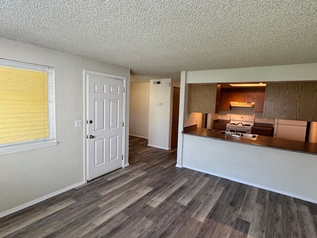Building Photo - SINGLE LEVEL 2 BEDROOM CONDO