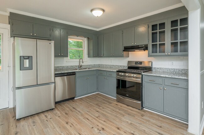 Kitchen - 504 Scenic Dr