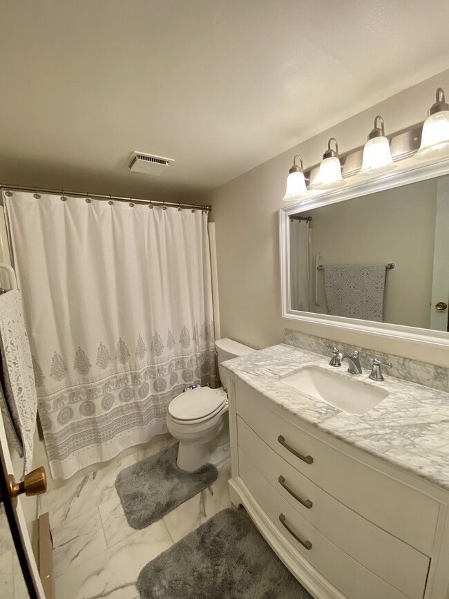Full bath - 1110 3rd Ave N