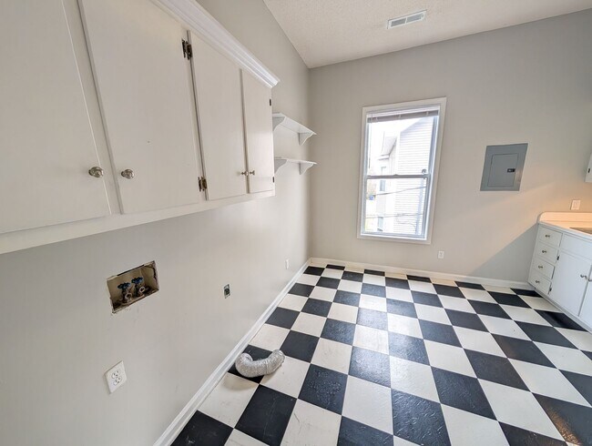 Foto del edificio - Remodeled! Walkable! 2 bedroom/1 bath