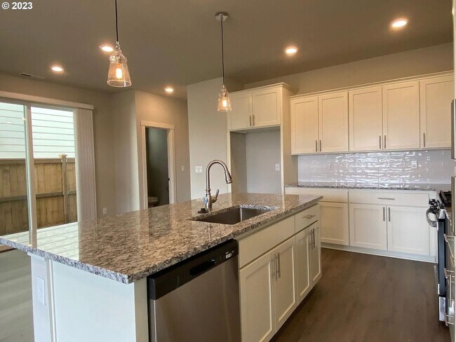 Building Photo - Modern Living in Reeds Crossing – 3BR/2.5B...