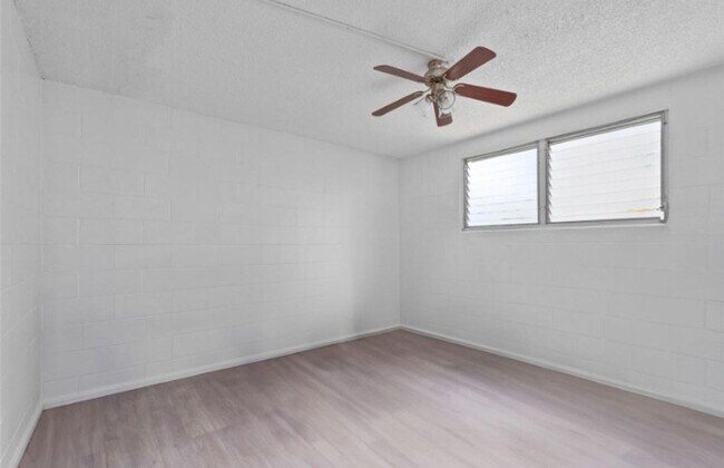 Foto del edificio - Nice & Clean 2 bedrooms, 1 bath and 1 parking apartment is located in Waipiolani Building