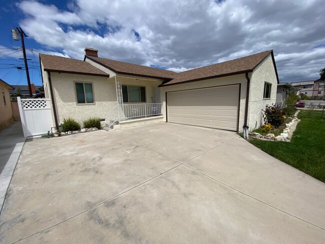 Foto del edificio - Completely Remodeled Gardena House For Ren...