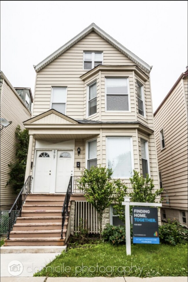 Building Photo - 3 bedroom in Chicago IL 60647