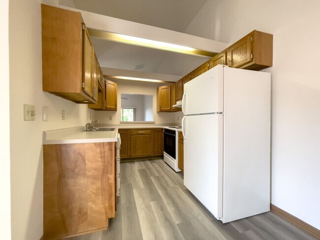 Foto del edificio - Newly Renovated 2 Bedroom Apartment on Mad...