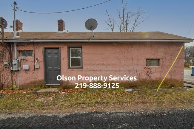 Building Photo - 3044 W Ridge Rd