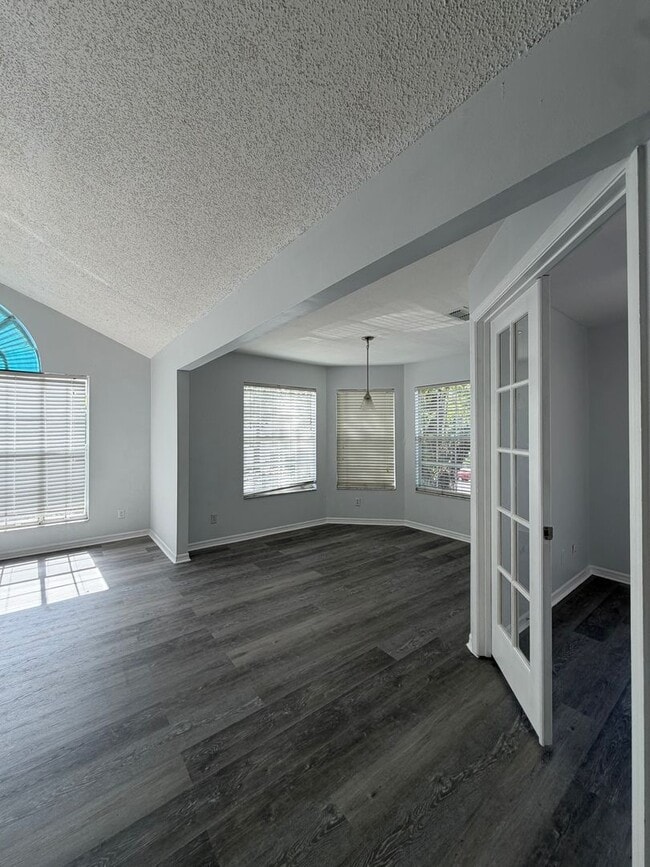 Building Photo - 645 Stafford Terrace