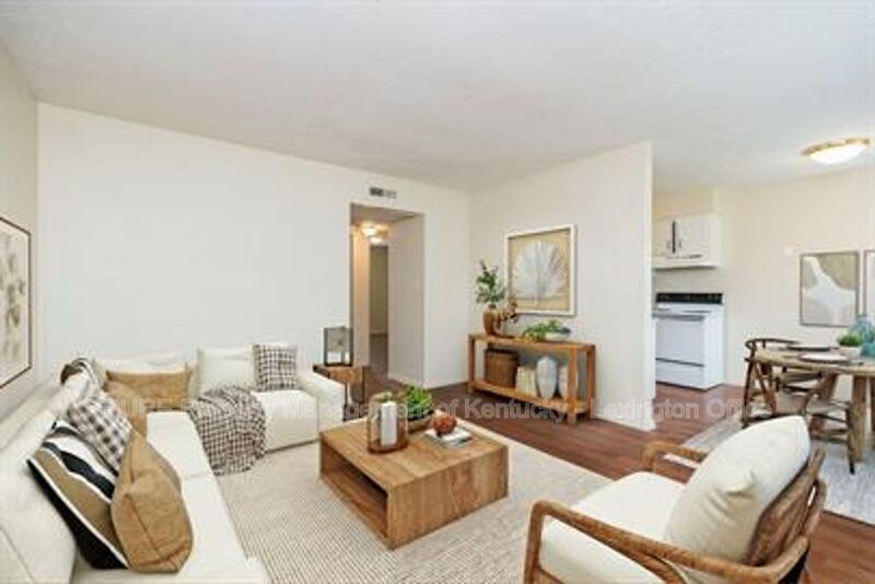 Foto principal - 241 Landings Dr