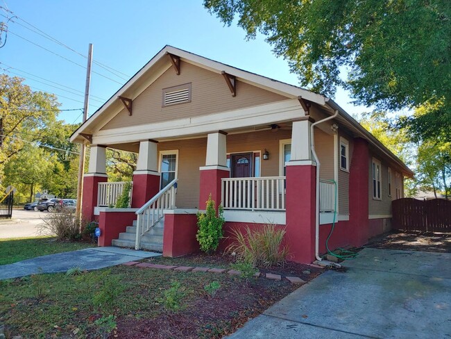 Building Photo - 3 bedroom home with fully fenced yard!