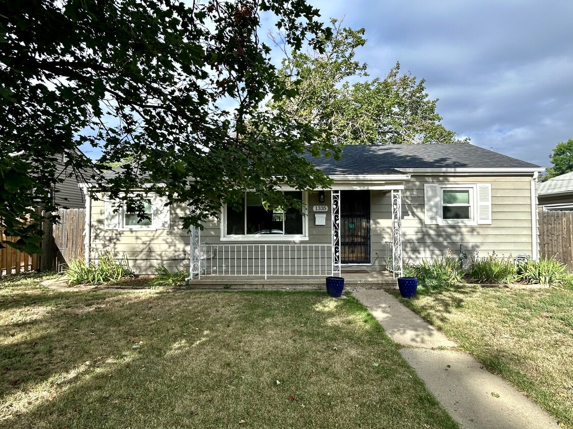 A beautiful 3 bedroom house that sits on a large lot. - 1335 Dallas St
