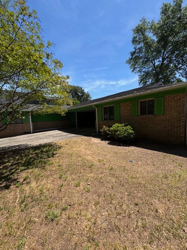 Foto del edificio - 2 Bedroom, 1 Bath duplex (right side unit) close to downtown Greenville with hardwood floors, a l...