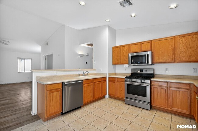 Building Photo - 4660 S Valley Rd