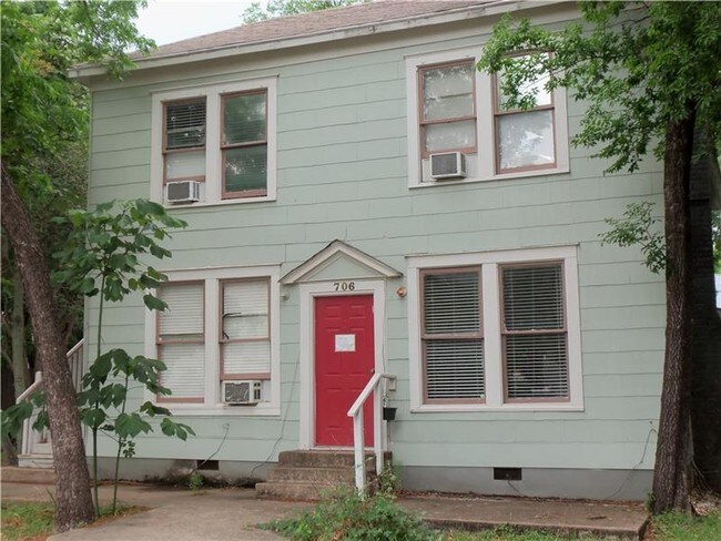 Foto del edificio - 706 W 32nd St