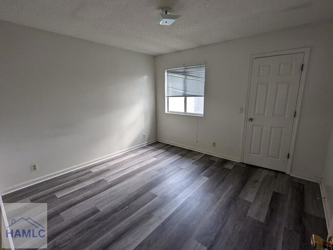 Building Photo - 910 Brett Dr