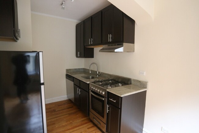 Building Photo - 4740 N Hermitage Ave