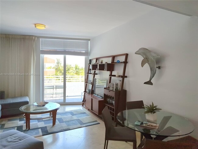 Building Photo - 225 Collins Ave