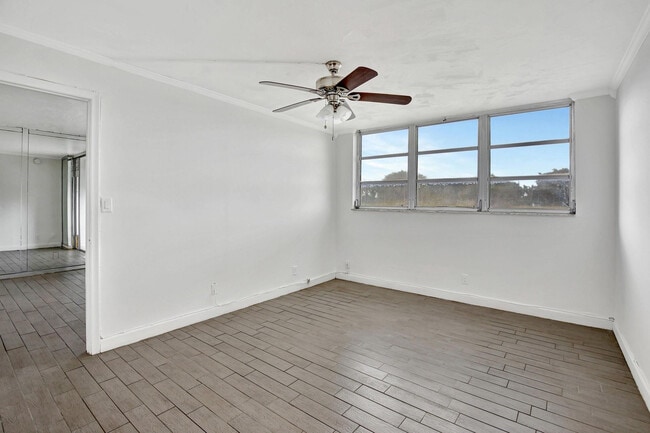 Foto del edificio - 9400 N Hollybrook Lake Dr