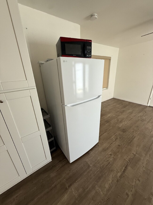 Building Photo - Solar savings on energy. 3rd bonus room.   2 Car Garage, Private Yard, Spacious upgraded interior...