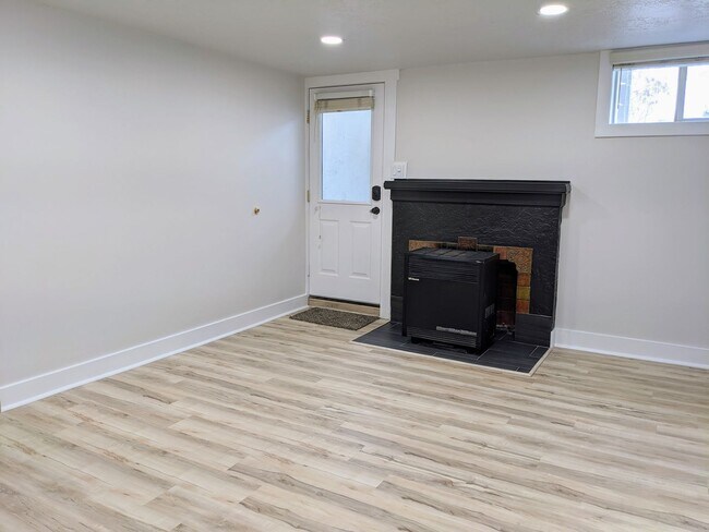 Foto del edificio - 979 E Logan Ave