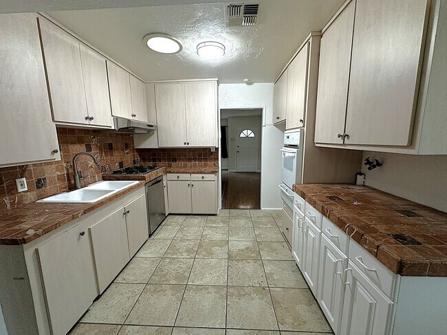 Foto del edificio - BEAUTIFUL 3 BDRM/2BATH ENCINO HOME