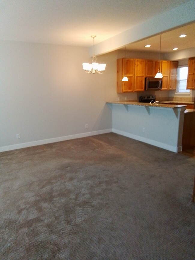 Dining area & eating counter - 2550 Parkfront Dr