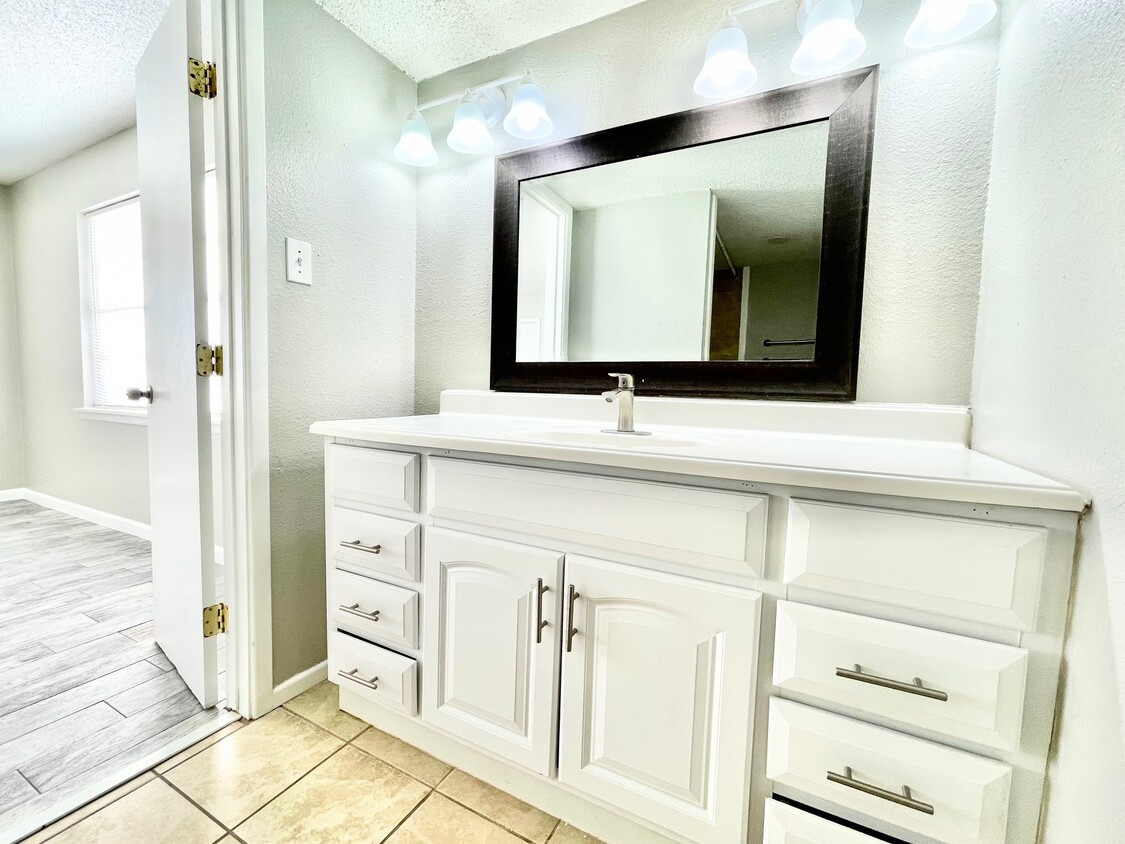 Primary Photo - 3913 Englewood Cir