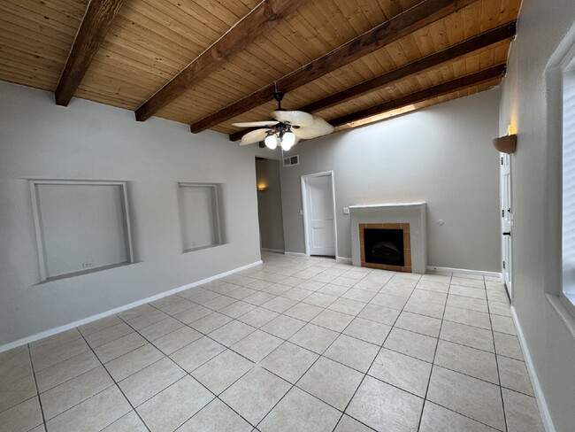Building Photo - 3 bed 2 bath Santa Fe Home