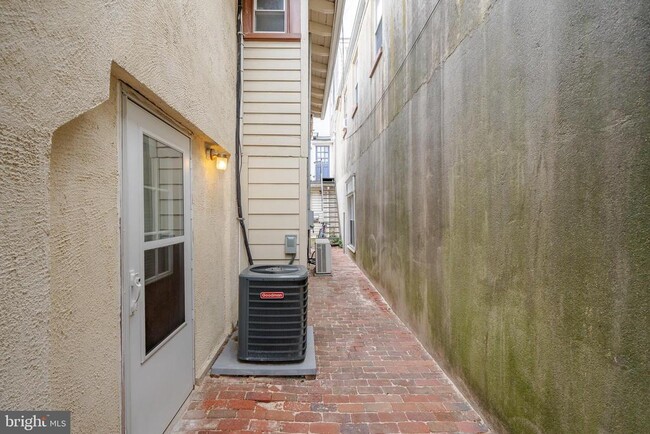 Building Photo - 123 E Gay St