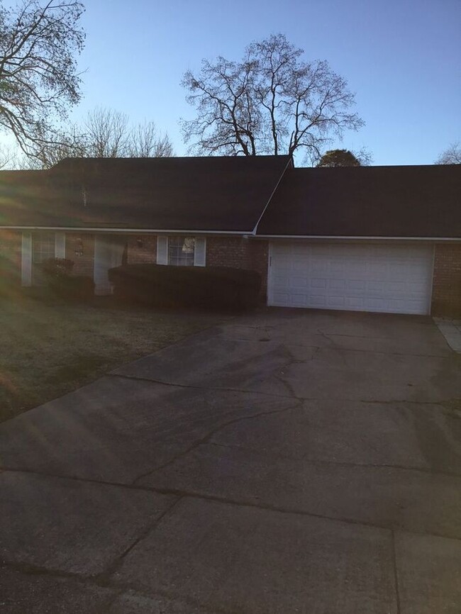 Building Photo - ***GREEN ACRES PLACE SUBDIVISION-4/2***