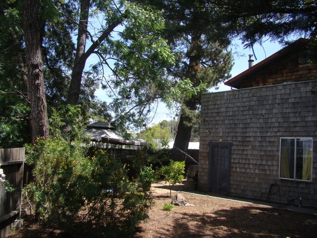 Building Photo - 329 N San Pedro Rd