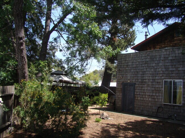 Foto del edificio - 329 N San Pedro Rd