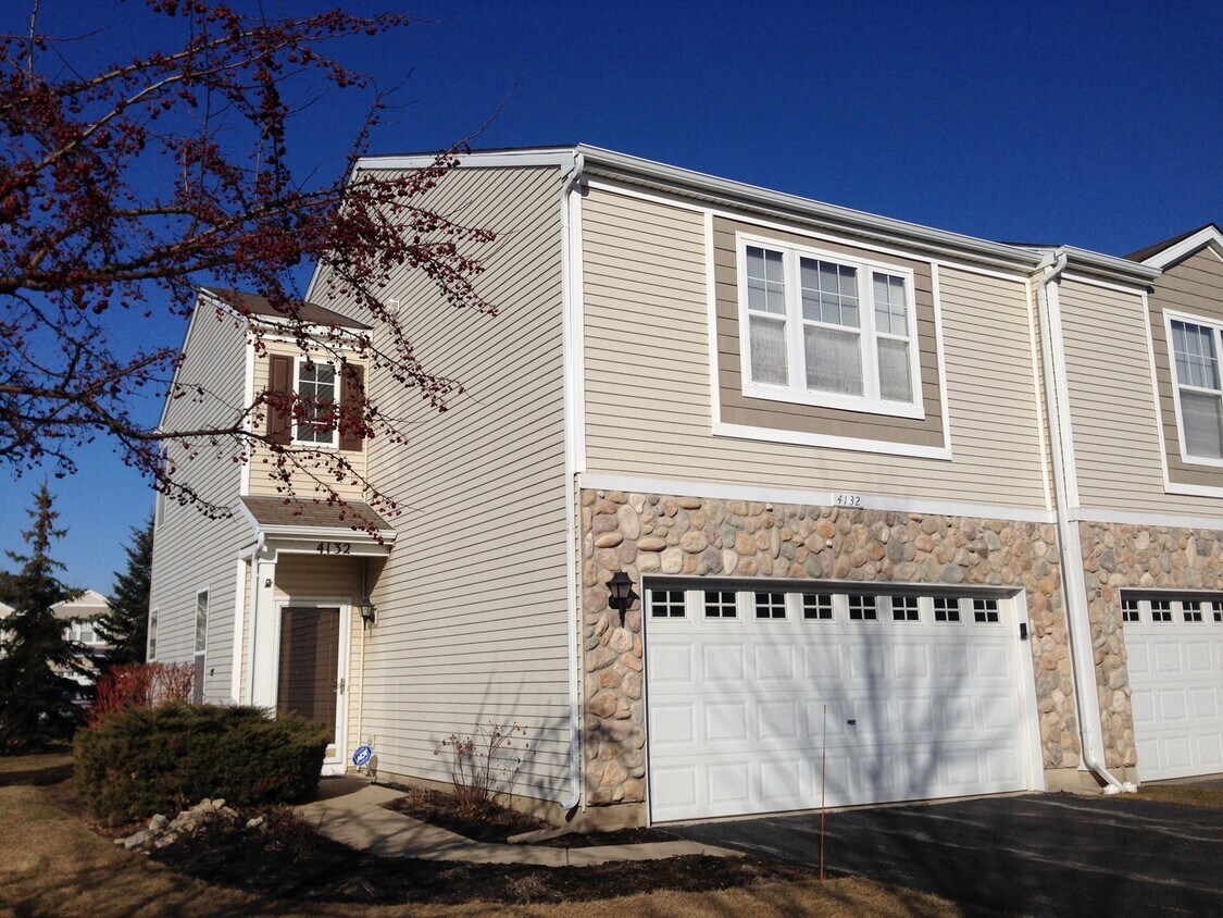 4132 Blackstone Dr, Aurora, IL 60504 Townhome Rentals in Aurora IL
