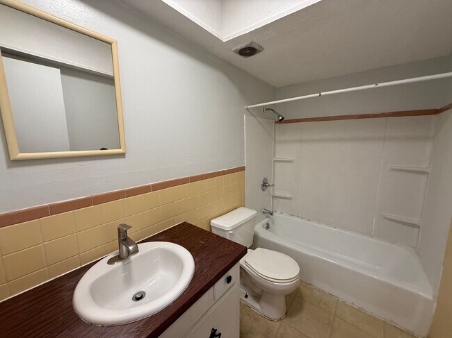 Foto del edificio - 8136 Troost Ave