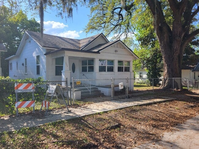 Building Photo - Fully Renovated 3/1 first floor single fam...