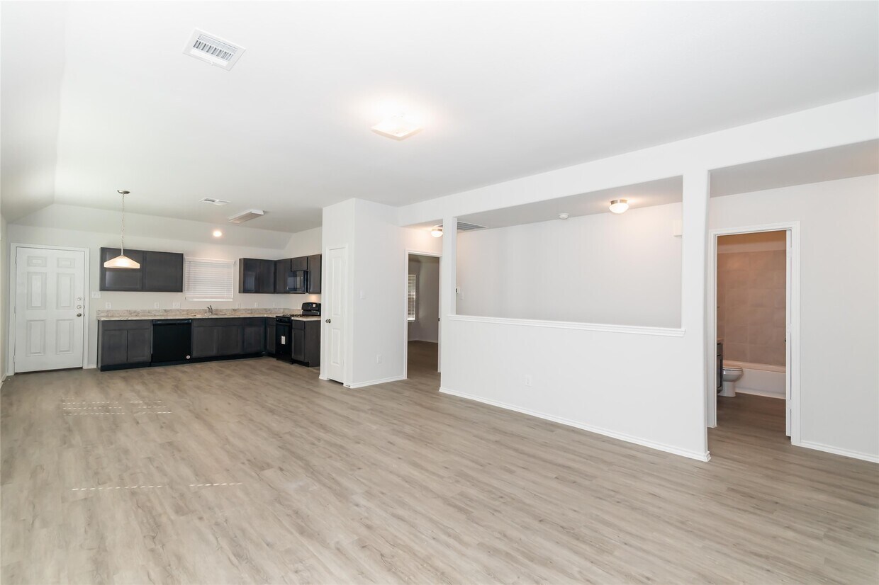 Building Photo - 8639 Middleton Oaks Cir