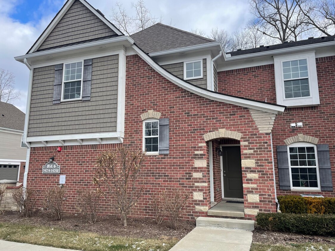 Primary Photo - Shelby Township - 3 Bedroom, 2 Bath, End-U...