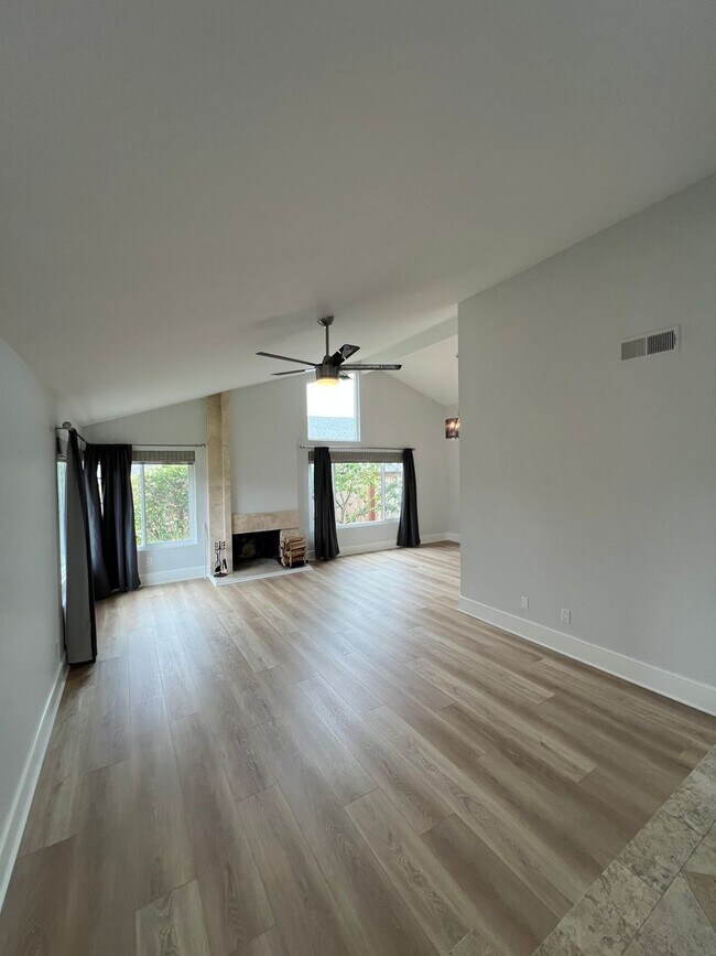 Building Photo - Beautiful Single Story Family Home